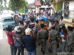Satpol PP Pekanbaru Tertibkan PKL yang Berjualan di Pinggir Jalan