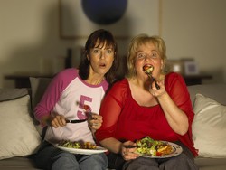 Hindari Kegemukan, Anda Disarankan Tidak Nonton TV Sambil Makan