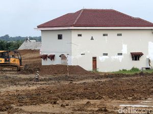 Deretan Potret Rumah Ogah Digusur Nangkring Tengah Jalan, Ada yang di Indonesia Deretan Potret Rumah Ogah Digusur Nangkring Tengah Jalan, Ada yang di Indonesia