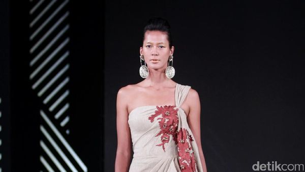 Foto: Koleksi Andreas Odang di Fashion Nation 2017