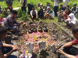 Sekeluarga Tewas Kecelakaan di Jombang Dimakamkan Satu Liang