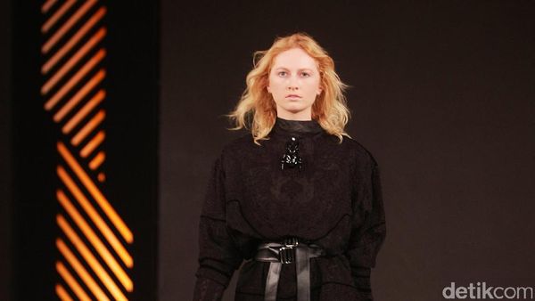 Foto: Koleksi Sapto Djojokartiko di Fashion Nation 2017