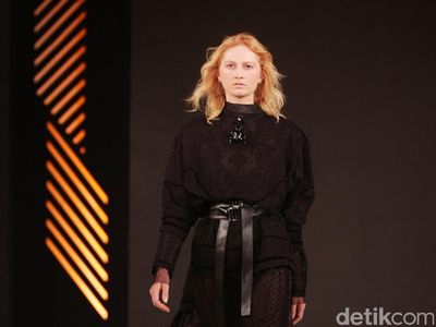 Foto: Koleksi Sapto Djojokartiko di Fashion Nation 2017