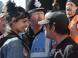 Viral, Perempuan Muslim yang Hadapi Pendemo Rasis dengan Senyum