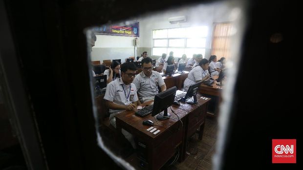 Pelajar mengikuti Ujian Nasional Berbasis Komputer (UNBK) di SMA Negeri 3 Jakarta, Senin, 10 April 2017. Sebanyak 57.659 siswa SMA dan Madrasah Aliyah (MA) di DKI Jakarta mengikuti UNBK mulai hari ini hingga Kamis 13 April 2017. CNN Indonesia/Safir Makki