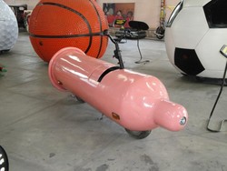 Cuma di India, Sepeda Berbentuk Kondom