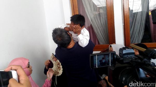 Duka Sang Anak Saat Jenazah Renita Sukardi Tiba