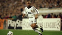 10. Dalam kariernya, Roberto Carlos mencatatkan total 128 penampilan pada seluruh fase Liga Champions dalam balutan seragam Real Madrid dan Fenerbahce. Ia pensiun main sejak 2015. (Foto: Shaun Botterill /Allsport)