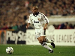 10. Dalam kariernya, Roberto Carlos mencatatkan total 128 penampilan pada seluruh fase Liga Champions dalam balutan seragam Real Madrid dan Fenerbahce. Ia pensiun main sejak 2015. (Foto: Shaun Botterill /Allsport)
