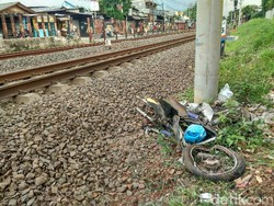 Terobos Palang Pintu, Pemotor Tewas Tertabrak KRL di Pasar Minggu
