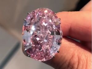 Berlian Langka Catat Rekor Penjualan Tertinggi Hingga Hampir Rp 1 Triliun Berlian Langka Catat Rekor Penjualan Tertinggi Hingga Hampir Rp 1 Triliun