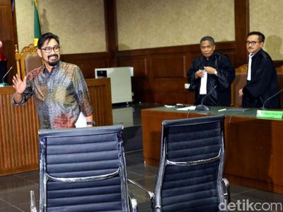 Tampil Brewokan, Choel Mallarangeng Jalani Sidang Dakwaan