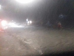 Hujan Deras Guyur Jakarta, Genangan Muncul di Sejumlah Titik