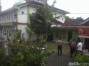 Penggerebekan Rumah Ibnu Hebohkan Warga, Begini Suasananya
