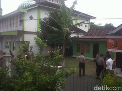 Penggerebekan Rumah Ibnu Hebohkan Warga, Begini Suasananya