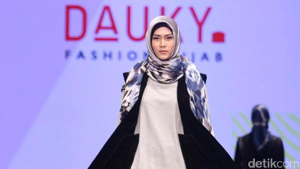 Foto: Koleksi DAUKY Fashion Hijab di Muslim Fashion Festival 2017