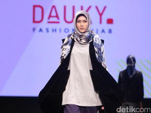 Foto: Koleksi DAUKY Fashion Hijab di Muslim Fashion Festival 2017