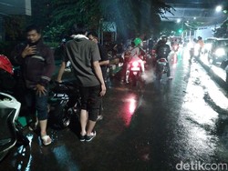 Ungkapan Kekesalan Pemotor Saat Lewati Jalanan Kemang yang Banjir