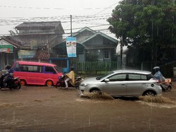 Diguyur Hujan, Jalan Penghubung Sukabumi-Cianjur Jadi Sungai