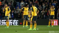 Para pemain Arsenal tampak kecewa dengan kekalahan tersebut. Matthew Childs/Reuters.