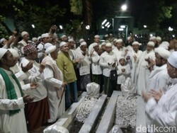 Sebelum Isi Ceramah, Habib Rizieq Ziarah ke Makam Sunan Ampel