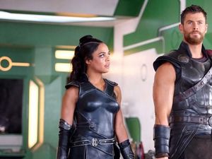 Bongkar Kelakuan Chris Hemsworth di Lokasi Syuting, Tessa Thompson: Dia Mah Bayi Berotot Bongkar Kelakuan Chris Hemsworth di Lokasi Syuting, Tessa Thompson: Dia Mah Bayi Berotot