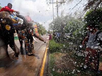 Serunya Basah-basahan di Festival Songkran