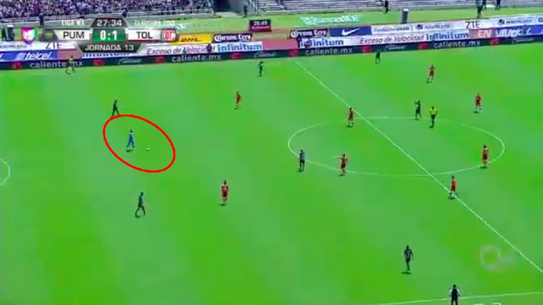 Kiper Ini Giring Bola Nyaris ke Garis Tengah... lalu Bikin Blunder Kiper Ini Giring Bola Nyaris ke Garis Tengah... lalu Bikin Blunder