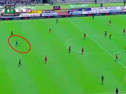 Kiper Ini Giring Bola Nyaris ke Garis Tengah... lalu Bikin Blunder