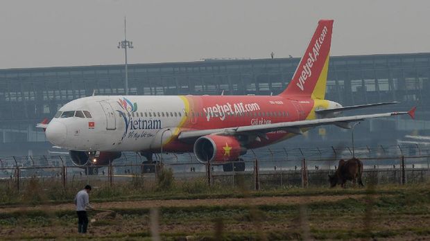 A VietJet Air plane prepares to take off on Hanoi's Noi Bai International airport on February 18, 2016.  Vietnamese budget carrier VietJet Air said it had signed a 3.04 billion USD deal with US engine maker Pratt & Whitney, underscoring the growth potential of Southeast Asia's low-cost airline market.  AFP PHOTO / HOANG DINH Nam / AFP PHOTO / HOANG DINH NAM