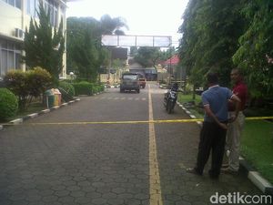 Detik-detik Aksi Brutal Ibnu Tabrak Pakai Motor dan Bacok 2 Polisi