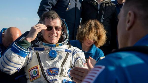 Detik-Detik Tiga Astronot Kembali ke Bumi