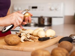 Pusat Perbelanjaan Ini Tawarkan Kelas Khusus Mengupas Kentang!