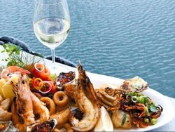 Hindari Tagihan Restoran, Penyanyi Berenang ke Laut