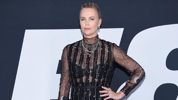 Charlize Theron Tampil Seksi dengan Dress Menerawang