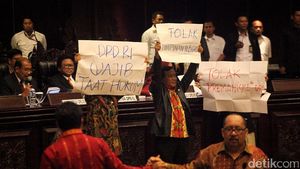 Sidang Paripurna Kembali Ricuh dan Memanas