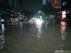 Banjir di Kemang, Petugas Bersihkan Sampah di Saluran Air