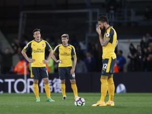 Lupakan Posisi Empat Besar dan Buru Trofi Saja, Arsenal!