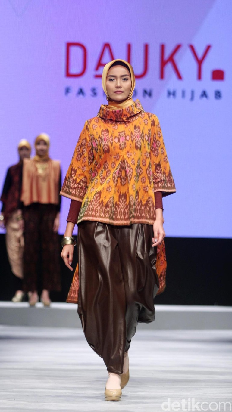 Foto Koleksi DAUKY Fashion Hijab Di Muslim Fashion Festival 2017