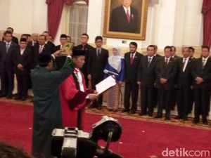 Jadi Hakim MK, Saldi Isra Mundur dari Komisaris PT Semen Padang