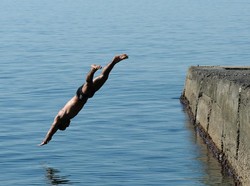Tak Mau Bayar Bon Restoran Rp. 6 Juta, Pria Ini Pilih Terjun ke Laut