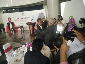 Hakim MK Saldi Isra Langsung Tanda Tangani Pakta Integritas