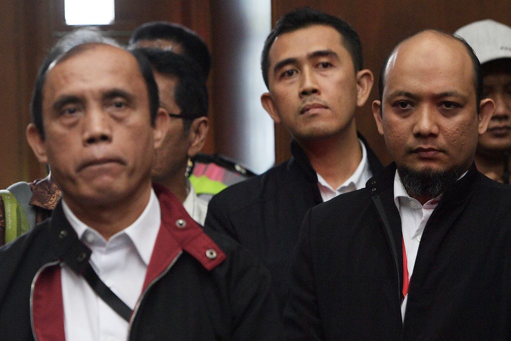 SIDANG KORUPSI E-KTP DITUNDA Tiga penyidik KPK Novel Baswedan (kanan), Ambarita Damanik (kiri) dan M Irwan Santoso (tengah) tiba untuk menjadi saksi kasus tindak pidana korupsi pengadaan pekerjaan KTP elektronik (E-KTP) dengan terdakwa Sugiharto dan Irman di Pengadilan Tipikor, Jakarta Pusat, Senin (27/3). Sidang tersebut ditunda karena saksi selaku anggota Komisi II DPR 2009-2014 Fraksi Partai Hanura Miryam S Haryani tidak hadir karena sakit, padahal JPU KPK sudah menghadirkan tiga saksi dari penyidik KPK terkait pengakuan Miryam yang ditekan saat diperiksa penyidik. ANTARA FOTO/Sigid Kurniawan/foc/17.
