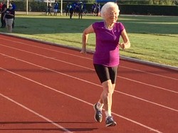 Wow! Di Usia 101 Tahun, Nenek Ini Tetap Semangat Ikut Lomba Lari