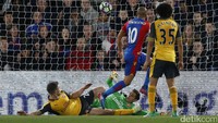 Andros Townsend membobol gawang Arsenal di menit ke-17. Matthew Childs/Reuters.