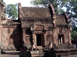 Cuma di Kamboja, Ada Candi Berwarna Pink