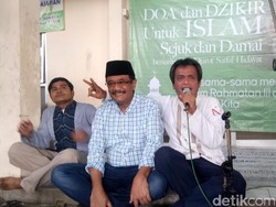 Sambil Lesehan, Djarot Dialog dengan Warga di Kramat Jati