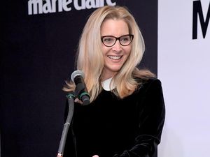 Lisa Kudrow Temukan Pesan Rahasia di Hadiah Matthew Perry Usai 20 Tahun Lisa Kudrow Temukan Pesan Rahasia di Hadiah Matthew Perry Usai 20 Tahun