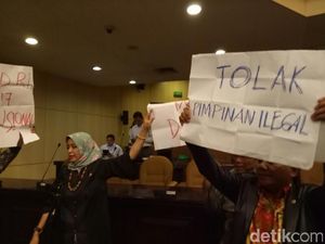 Anggota DPD WO dan Angkat Poster Tolak Pimpinan Ilegal di Paripurna