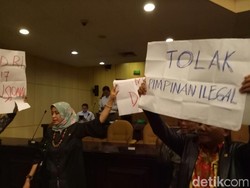 Anggota DPD WO dan Angkat Poster Tolak Pimpinan Ilegal di Paripurna